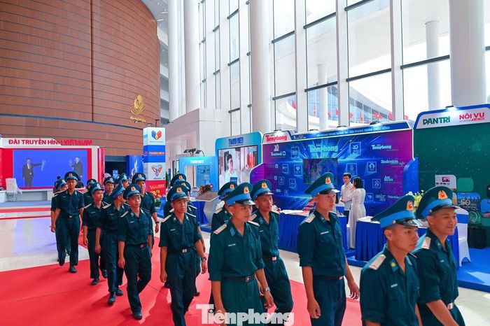 Trong ngày hoạt động thứ hai của Hội Báo toàn quốc 2026, nhiều gian trưng bày mang đến những không gian trải nghiệm công nghệ số và các hoạt động giao lưu, tương tác với độc giả.