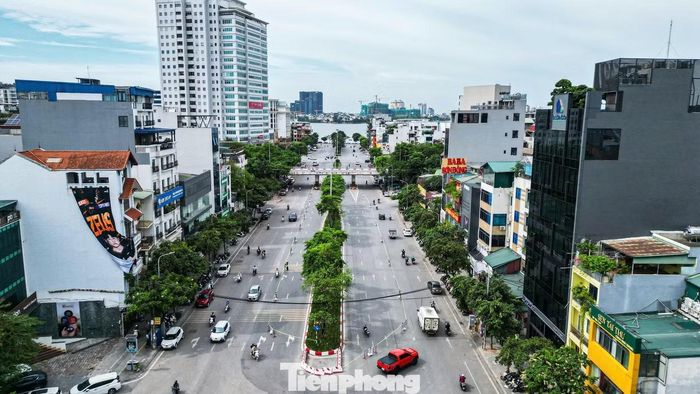 Kế hoạch điều chỉnh rào chắn và phân luồng tổ chức giao thông trên đường Văn Cao để phục vụ thi công nhà ga S1 – ga Quần Ngựa thuộc Dự án đầu tư xây dựng đường sắt đô thị thành phố Hà Nội, tuyến số 5, Văn Cao – Ngọc Khánh – Láng – Hòa Lạc diễn ra từ ngày 18/6/2026 đến hết ngày 15/4/2027.