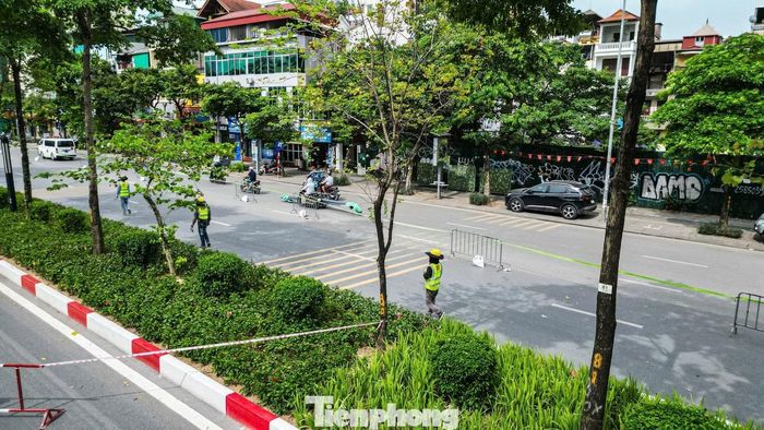Giao thông trên tuyến đường Văn Cao cơ bản được tổ chức theo phương án hiện trạng, đồng thời bổ sung biển hạn chế tốc độ 40km/h, biển cấm dừng, cấm đỗ trong phạm vi rào chắn để bảo đảm an toàn cho các phương tiện lưu thông.