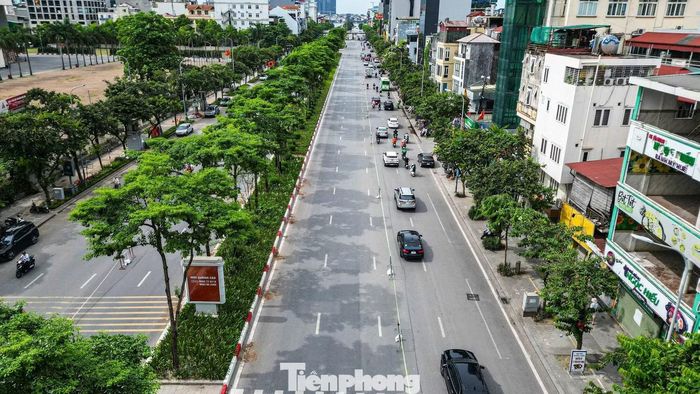 Các phương tiện phục vụ thi công chỉ được phép di chuyển ra ngoài phạm vi hàng rào từ 22h00 ngày hôm trước đến 5h00 sáng ngày hôm sau. Trường hợp di chuyển theo khung giờ khác phải được cấp phép theo quy định.