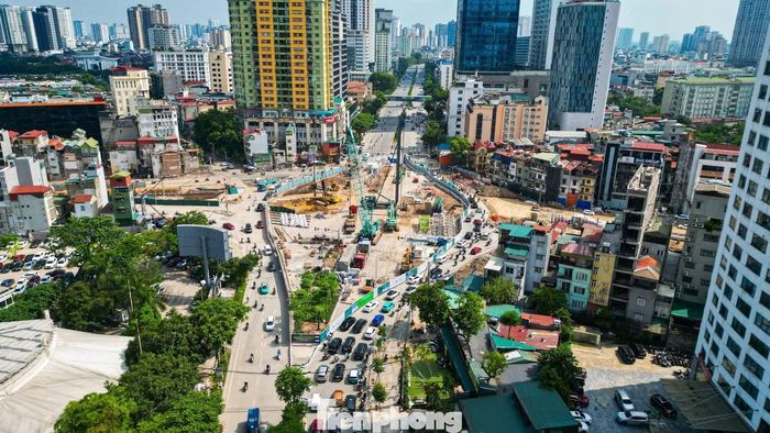Trước đó, khu vực rào chắn phục vụ thi công nhà ga S3 thuộc tuyến metro số 5 Văn Cao - Hòa Lạc đã được thiết lập từ đầu tháng 6/2026.