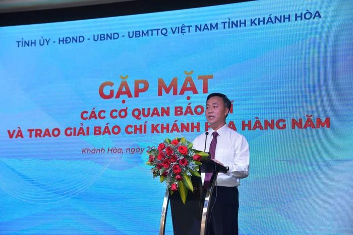 Ông Nguyễn Việt Hùng - Phó Bí thư Tỉnh ủy, Chủ tịch UBND tỉnh Khánh Hòa phát biểu tại buổi gặp mặt.