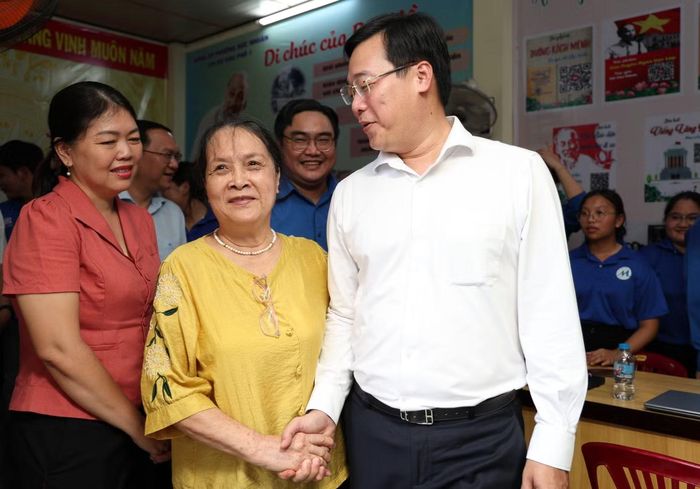 Ông Lê Quốc Phong thăm hỏi các cán bộ khu phố.