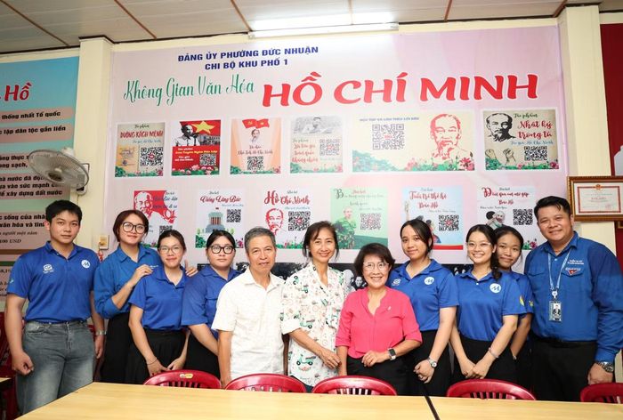 Các chiến sĩ tình nguyện cùng các cán bộ khu phố 1, phường Đức Nhuận. Ảnh: Ngô Tùng