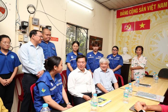 Phó Bí thư Thường trực Thành ủy TPHCM Lê Quốc Phong thăm hỏi, trao đổi với các thành viên đội hình "Mùa hè số" đang tham gia hoạt động tình nguyện tại địa bàn phường Đức Nhuận. Ảnh: Ngô Tùng