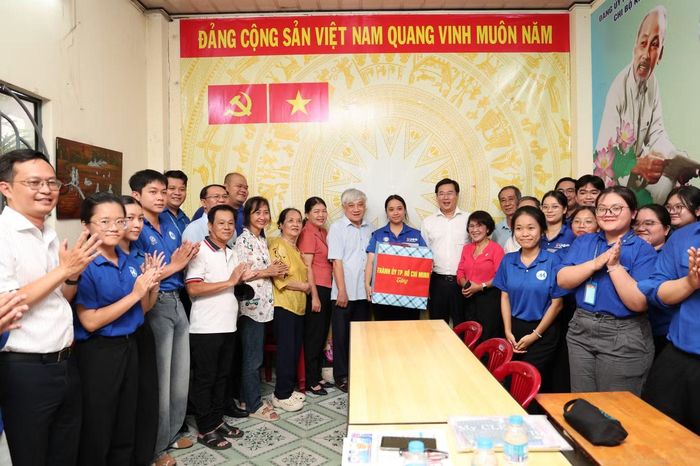 Lãnh đạo Thành ủy TPHCM tặng phần quà động viên các bạn sinh viên.