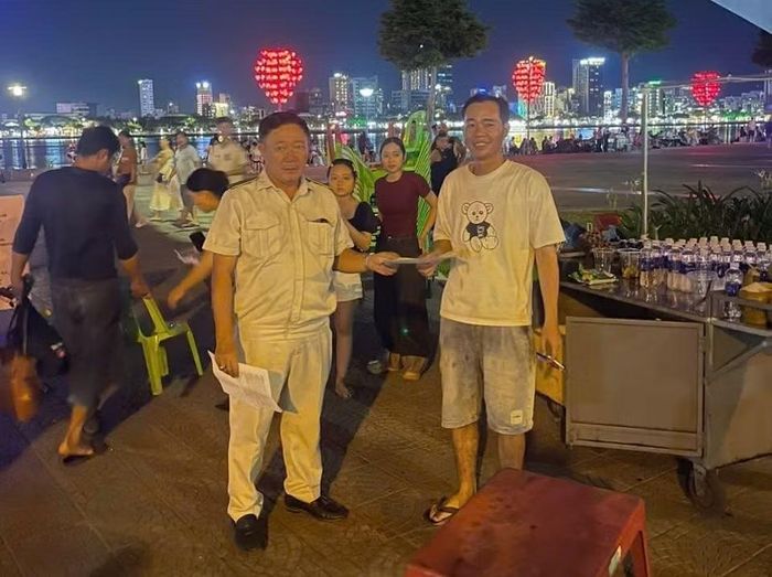 Lực lượng chức năng tuyên truyền, vận động các hộ kinh doanh, người dân nâng cao ý thức chấp hành pháp luật, văn minh thương mại.