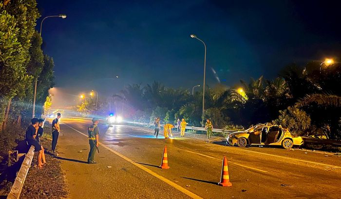 Lực lượng chức năng tiến hành khám nghiệm hiện trường, xác minh nguyên nhân vụ tai nạn.