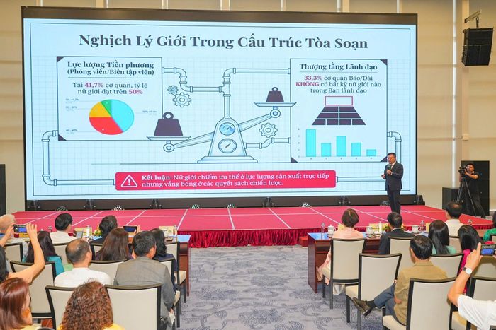 Ông Lê Quốc Minh, Ủy viên Trung ương Đảng, Phó Trưởng Ban Tuyên giáo và Dân vận Trung ương, Tổng Biên tập Báo Nhân Dân, Chủ tịch Hội Nhà báo Việt Nam trao đổi tại phiên khai mạc diễn đàn.