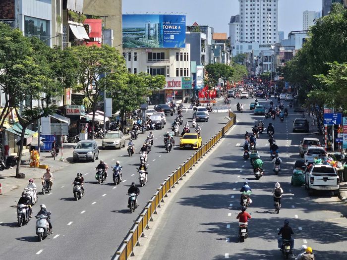Giao thông đô thị thay đổi theo từng khung giờ trong ngày, phản ánh nhịp sống và nhu cầu đi lại của người dân.