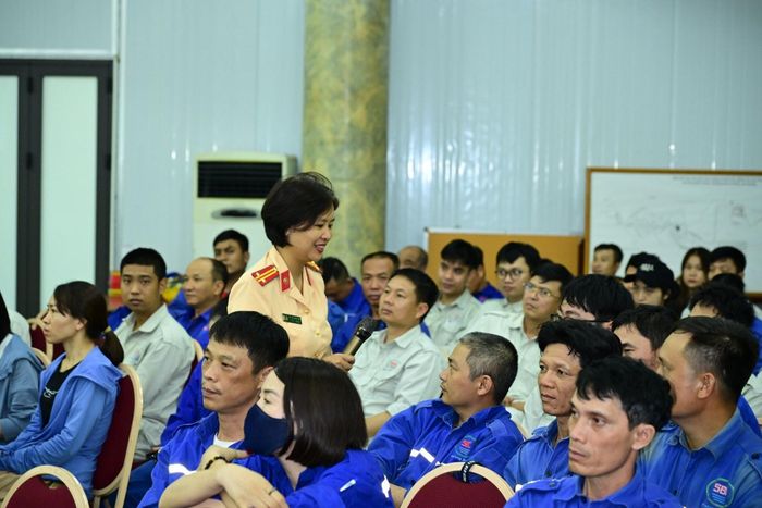 Dự buổi tuyên truyền có hơn 100 cán bộ, công nhân viên Công ty Đóng tàu Phà Rừng.
