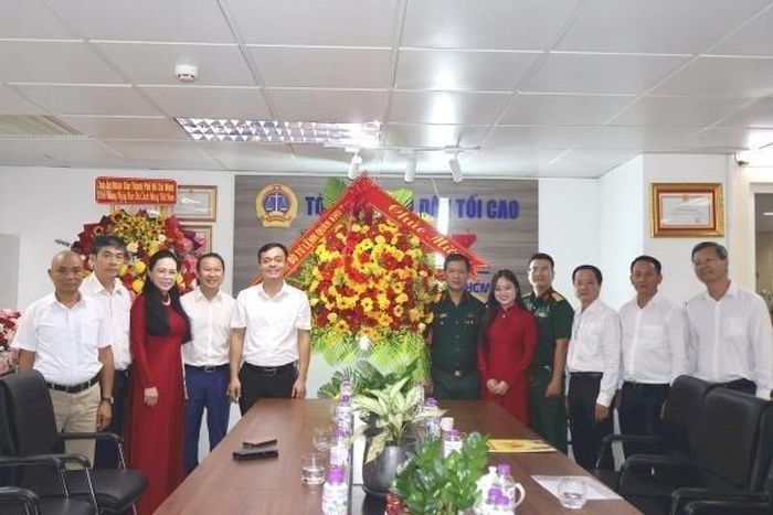 Quân khu 7 tặng hoa chúc mừng Văn phòng đại diện Báo Công lý tại TP.HCM.