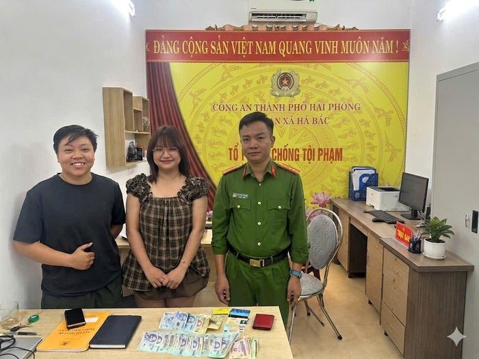 Chị Lê Thị Thanh Tuyền mang chiếc ví tới Công an xã Hà Bắc.