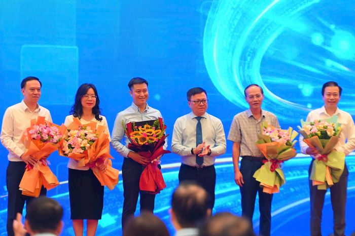 Ông Lê Quốc Minh tặng hoa cho các diễn giả chủ trì các phiên thảo luận. (Ảnh: TV)