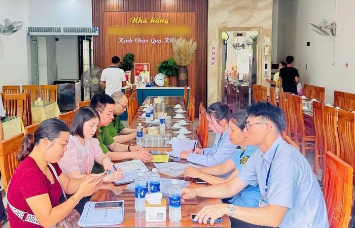 Đoàn kiểm tra liên ngành làm việc tại các cơ sở kinh doanh, nhà hàng trên địa bàn phường Bãi Cháy.