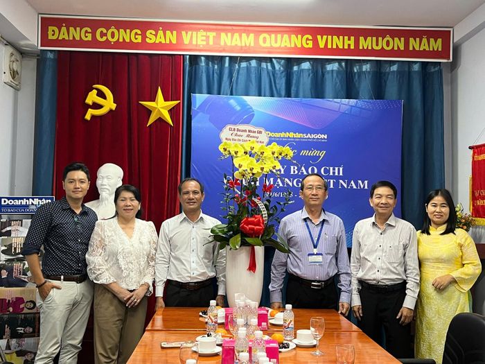 Đại diện CLB Doanh nhân Kết nối và Hội nhập Quốc tế (GBI) đến thăm và chúc mừng Tạp chí - Những cái bắt tay thân tình, những lời chúc và những câu chuyện được sẻ chia đã thể hiện sự gắn bó của Tạp chí với các đơn vị trong suốt chặng đường đã qua