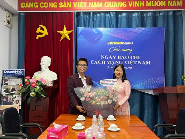 Đại diện Khoa Truyền thông - Quan hệ công chúng, Trường Cao đẳng Văn Lang Sài Gòn thăm và chúc mừng