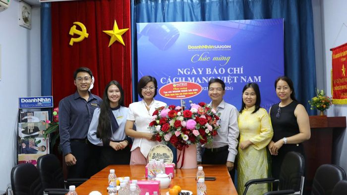 Đại diện HUTECH thăm và chúc mừng