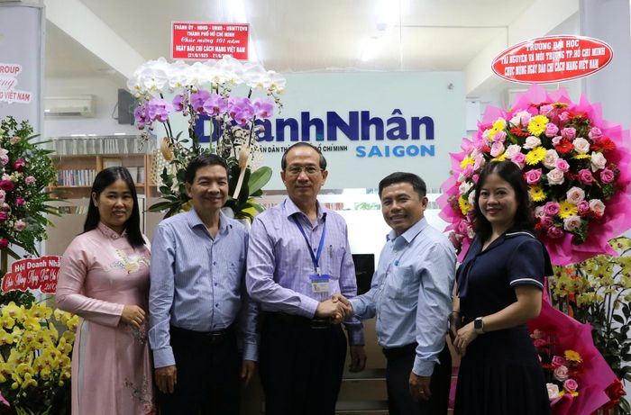 Đại diện Trường Đại học Tài nguyên và Môi trường TP.HCM thăm và chúc mừng