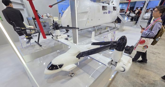 Mô hình thu nhỏ mẫu máy bay cánh quạt xoay Lanying R6000 thuộc Tập đoàn United Aircraft được trưng bày tại Triển lãm Hàng không Singapore 2026. Ảnh: Hanneke Weitering/AIN/ainonline.com