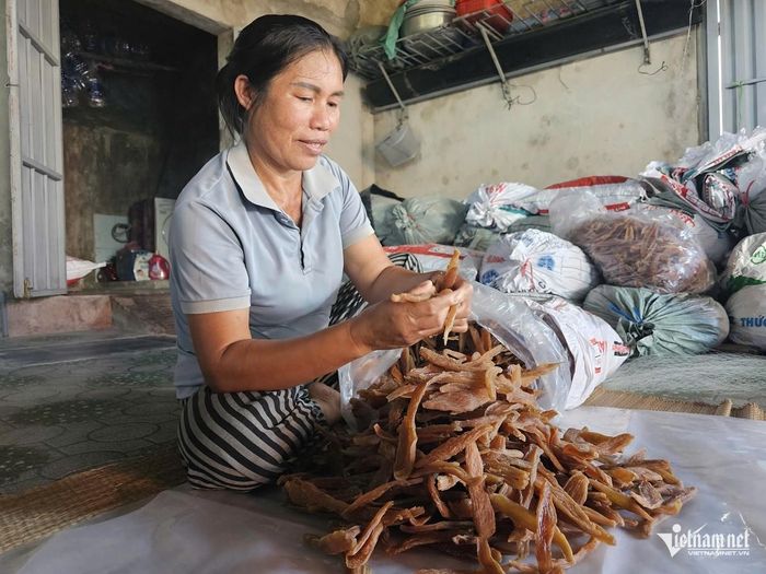Gia đình bà Hồ Thị Bổn (SN 1976) là một trong những hộ có hơn 20 năm kinh nghiệm làm khoai deo. Ảnh: H.S