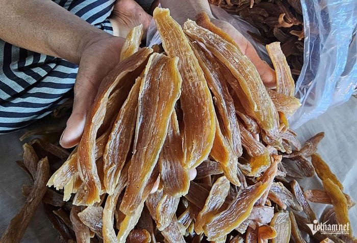 Theo tính toán của người sản xuất, để làm ra 1kg khoai deo cần khoảng 4-5kg khoai tươi. Ảnh: H.S