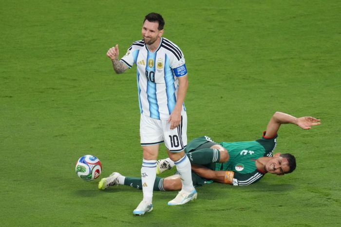 Messi "bình an vô sự" sau tình huống vào bóng nguy hiểm với Mandi - Ảnh: SunSport