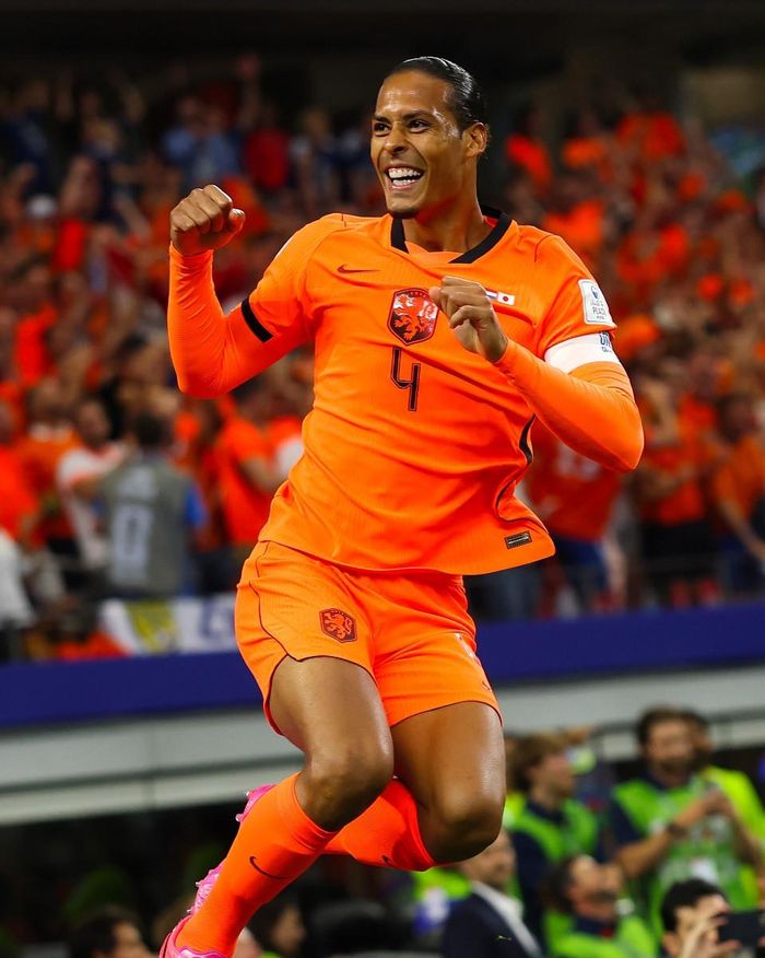 Van Dijk cùng đồng đội liệu có được cười tươi thế này cho đến khi mãn cuộc, ở trận đấu với Thụy Điển? Ảnh: B/R Football