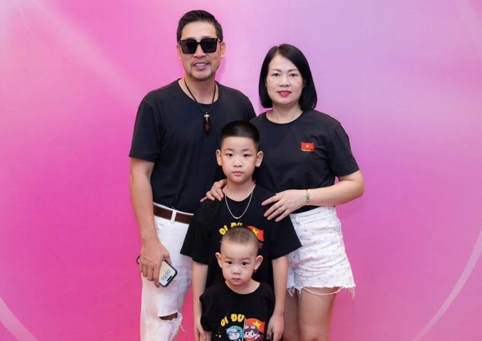 NSƯT Hồ Phong bên vợ và 2 con trai. 