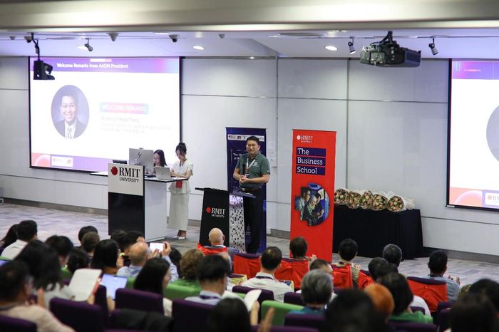 GS. Mike Peng, Chủ tịch Học viện Quản lý châu Á, cho biết hội thảo phản ánh cam kết xuyên suốt của AAOM trong việc thúc đẩy nghiên cứu quản trị gắn với châu Á đồng thời đóng góp vào kho tri thức toàn cầu.