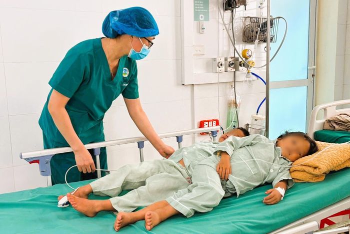 Các bé bị ngộ độc nấm đang được theo dõi tại viện. Ảnh: BVCC