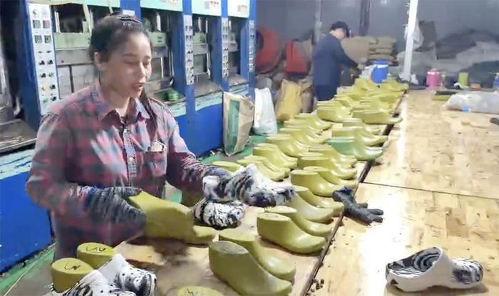Quy trình sản xuất dép giả thương hiệu CROCS . Ảnh: CACC