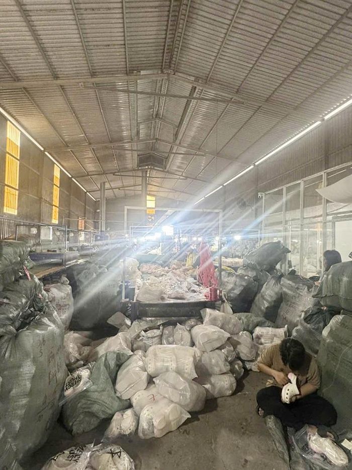 Kho dép giả thành phẩm. Ảnh: CACC
