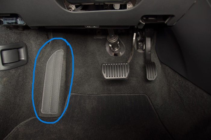 Xe số tự động đã được thiết kế bàn đạp nghỉ để giúp tài xế có điểm tựa vững chắc khi vào cua. Ảnh: CarFromJapan