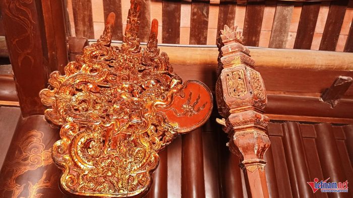 Phần đầu Phủ Việt lớn được chạm khắc hình rồng.