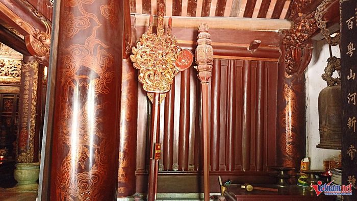 Mỗi chiếc có tổng chiều dài cả cán là 3m, nặng 45kg và cấu thành từ 3 phần: đầu, lưỡi, cán.