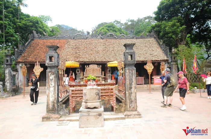 Đền thờ vua Đinh Tiên Hoàng đang lưu giữ bộ Phủ Việt (2 chiếc) bằng gỗ từ thế kỷ XVII.