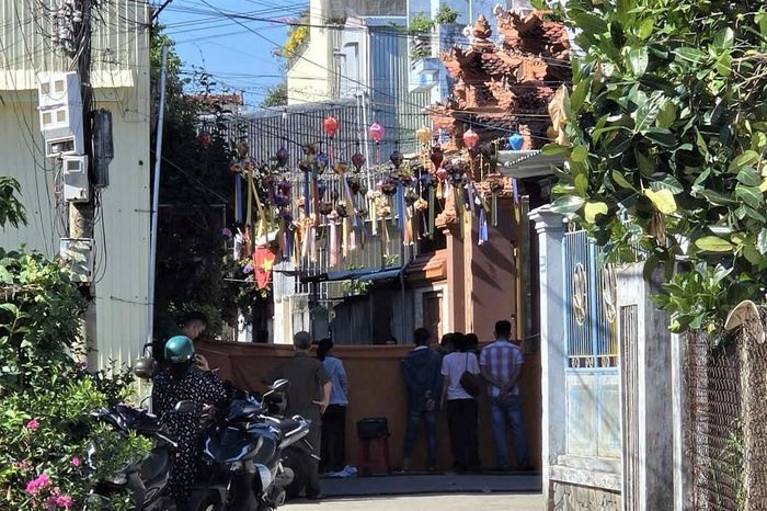 Lực lượng chức năng phong tỏa khu vực cổng chùa Phổ Quang để phục vụ công tác điều tra. Ảnh: D.P