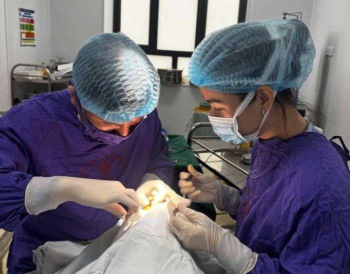 Các bác sĩ tiến hành phẫu thuật cho bệnh nhân. Ảnh: BVCC