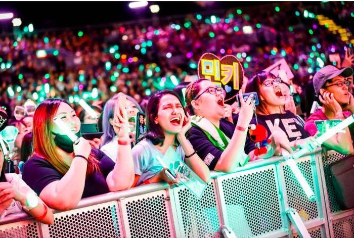 Trong nhiều concert K-pop, trải nghiệm kết nối giữa nghệ sĩ và người hâm mộ là một phần quan trọng của giá trị chương trình