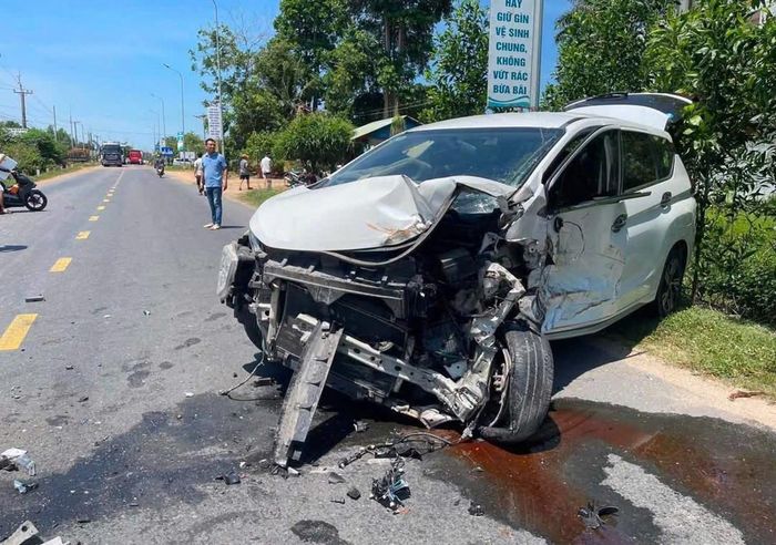 Xe ô tô hư hỏng, biến dạng phần đầu. Ảnh: NDCC