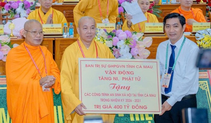 Ban Trị sự GHPGVN tỉnh Cà Mau trao bảng tượng trưng đồng hành cùng tỉnh Cà Mau thực hiện các hoạt động an sinh xã hội, nhiệm kỳ 2026 – 2031, với số tiền 400 tỷ đồng. Ảnh: Đăng Huy