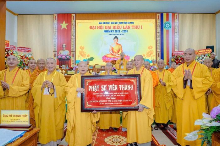 Trưởng lão Hòa thượng Thích Thiện Nhơn (cầm bức khánh bên trái) , Phó Pháp chủ Hội đồng Chứng minh, Chủ tịch Hội đồng Trị sự Trung ương GHPGVN trao tặng bức khánh "Phật sự viên thành" tới Ban Trị sự, Thượng tọa Thích Giác Nghi đón nhận. Ảnh: Đăng Huy