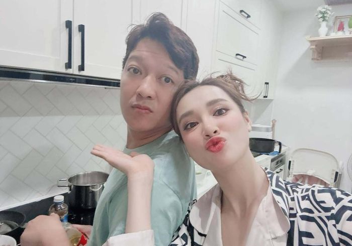 Nghệ sĩ Trường Giang tranh thủ vào bếp nấu ăn đãi vợ Nhã Phương và con dịp cuối tuần. 