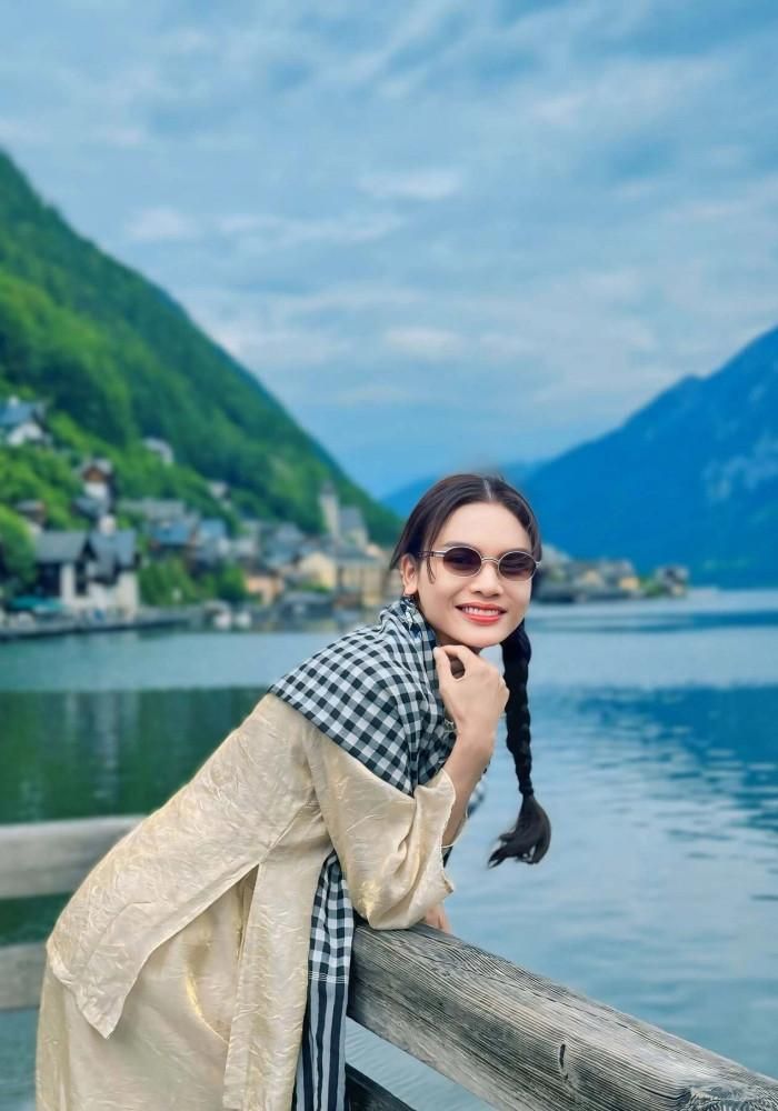 NSND Phạm Phương Thảo mộc mạc với áo bà ba, quàng khăn rằn.