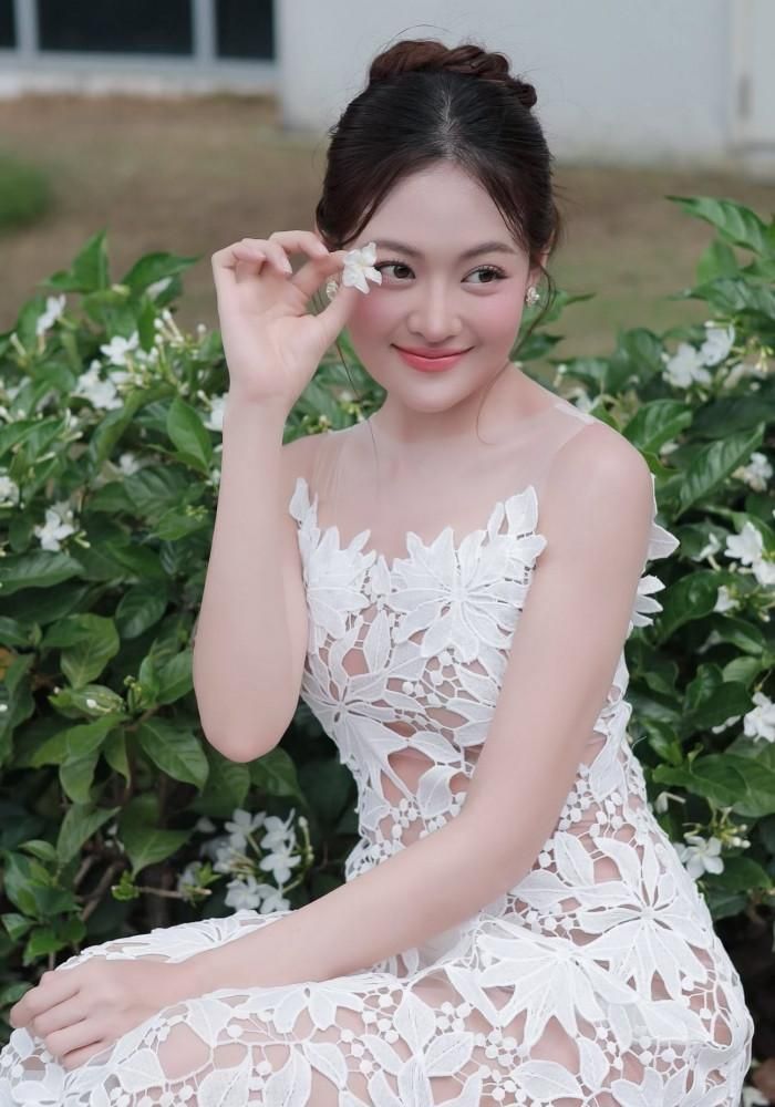 Diễn viên Thùy Anh đẹp tựa nàng thơ. 