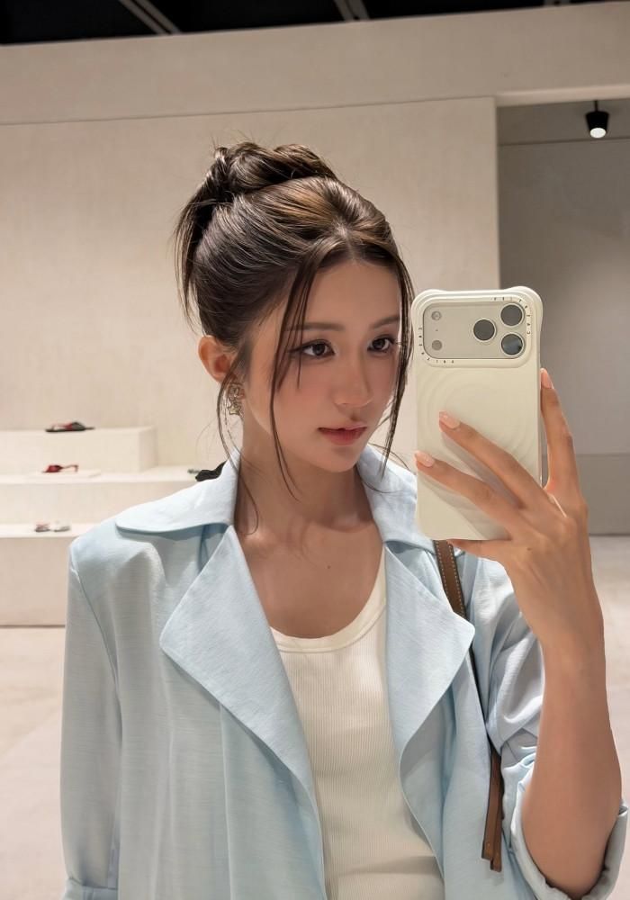 "Công nhận gái xinh khó hiểu thật. Mình cũng không hiểu nổi mình nữa", diễn viên Ngọc Huyền tếu táo. 