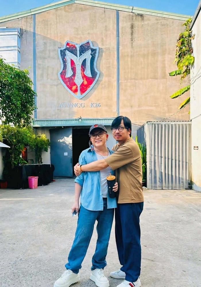MC Đại Nghĩa và 'Giáo Sư Xoay' Đinh Tiến Dũng chụp ảnh thân thiết khi tham gia 1 show truyền hình. 