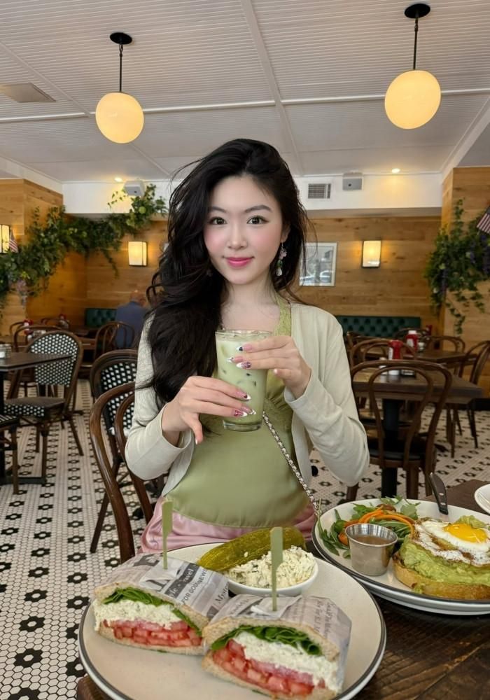 Lọ Lem - con gái MC Quyền Linh thưởng thức ẩm thực ở 1 nhà hàng tại New York, Mỹ. 