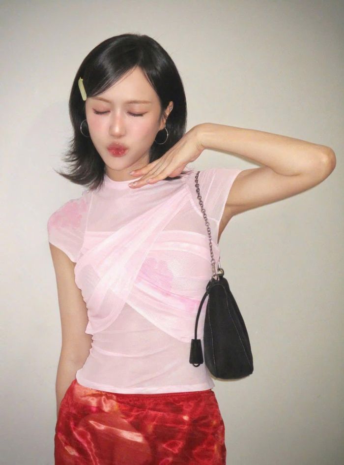 Không cần những đường cắt xẻ táo bạo, chính sự năng động và khỏe khoắn lại trở thành điểm thu hút riêng của nữ diễn viên.